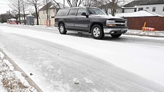 Coche circulando en Texas después de la nevada