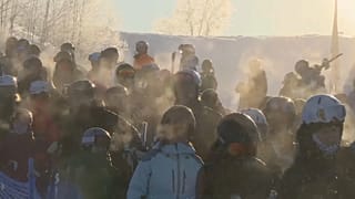 Anstehen am Skilift