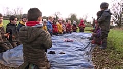 I bambini di una classe di Clavé (Francia) fanno lezione all'aperto