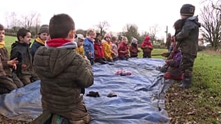 I bambini di una classe di Clavé (Francia) fanno lezione all'aperto