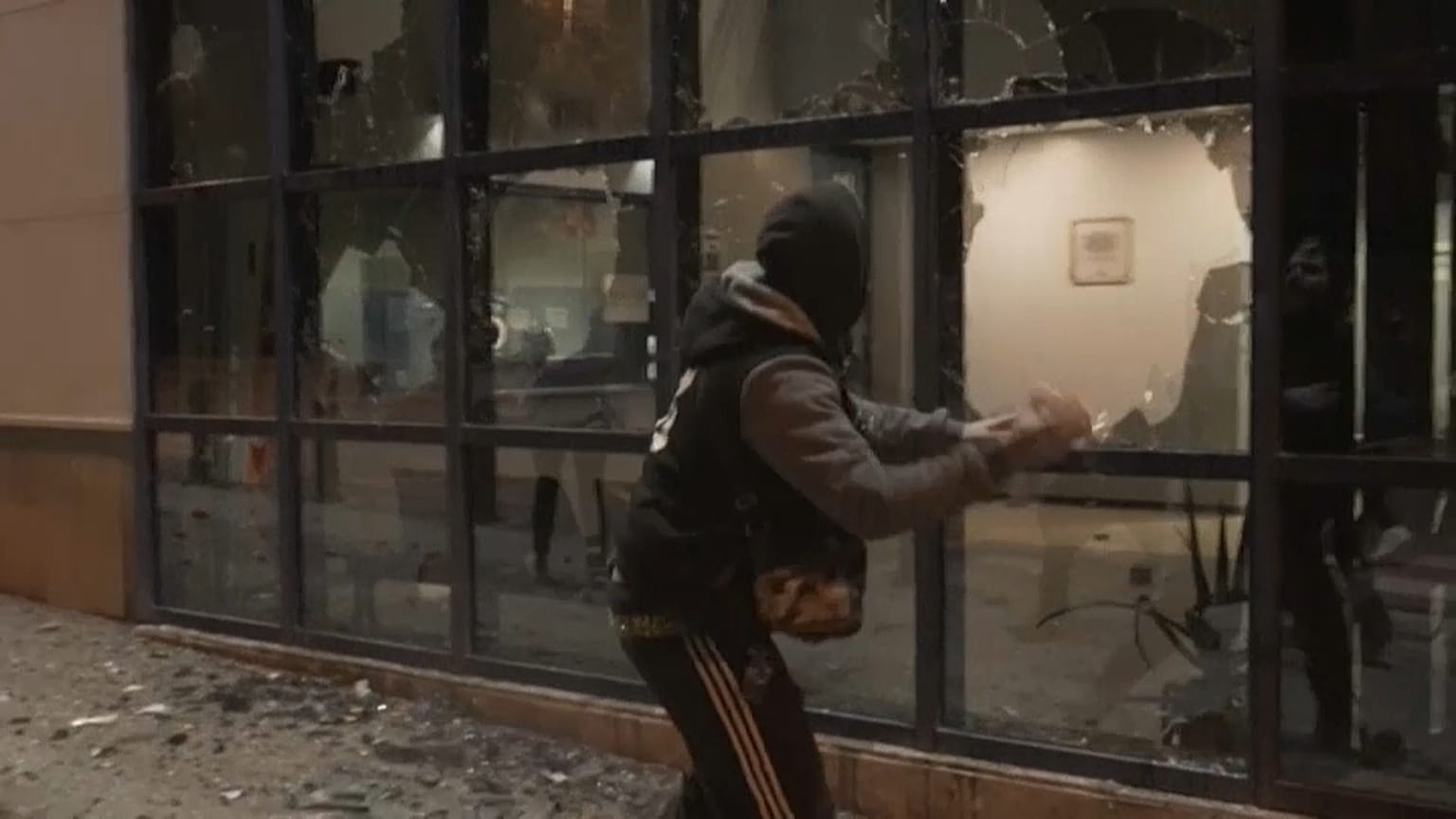 Imagen del ataque contra la comisaría de Vic
