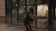 Imagen del ataque contra la comisaría de Vic