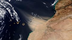 Esta fotografía de la NASA muestra como un tormenta de calima procedente de Marruecos se acerca a las Islas Canarias.