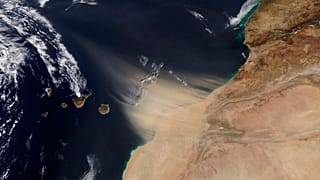 Esta fotografía de la NASA muestra como un tormenta de calima procedente de Marruecos se acerca a las Islas Canarias.