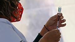 Una enfermera prepara una vacuna contra la COVID-19 en un centro de México.