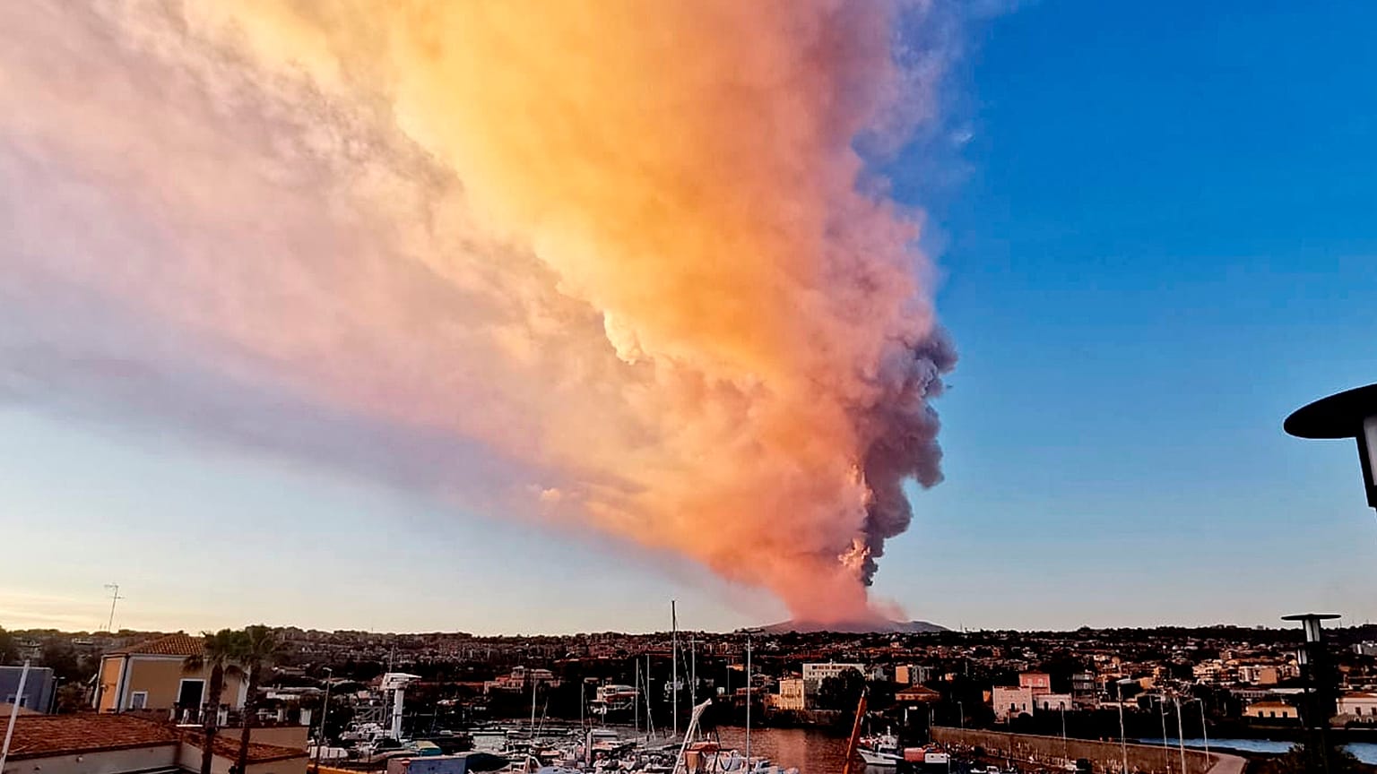 Etna Yanardağı faaliyete geçti