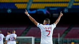 Ο Κιλιάν Εμπαπέ πανηγυρίζει στο Καμπ Νου