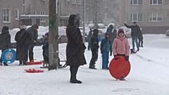 Дети играют в Риге