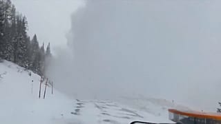 Momento en el que la avalancha de nieve llega a una carretera de Utah