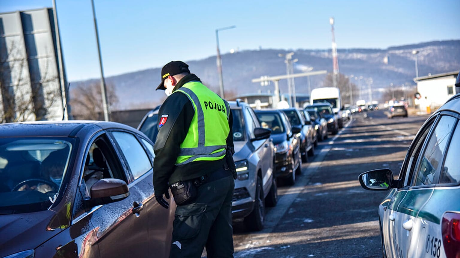 Szlovákia újra ellenőrzi határait