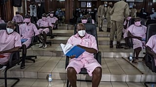 Ruanda'daki terör davasında Paul Rusesabagina (ortada), 20 sanıkla birlikte hakim karşısına çıktı
