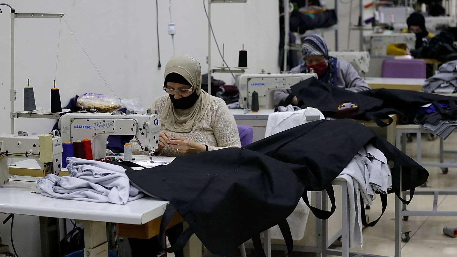 كورونا يفتك بلبنان.. سيدات في الجنوب يخطن أكياساً للموتى بدل الثياب الملونة