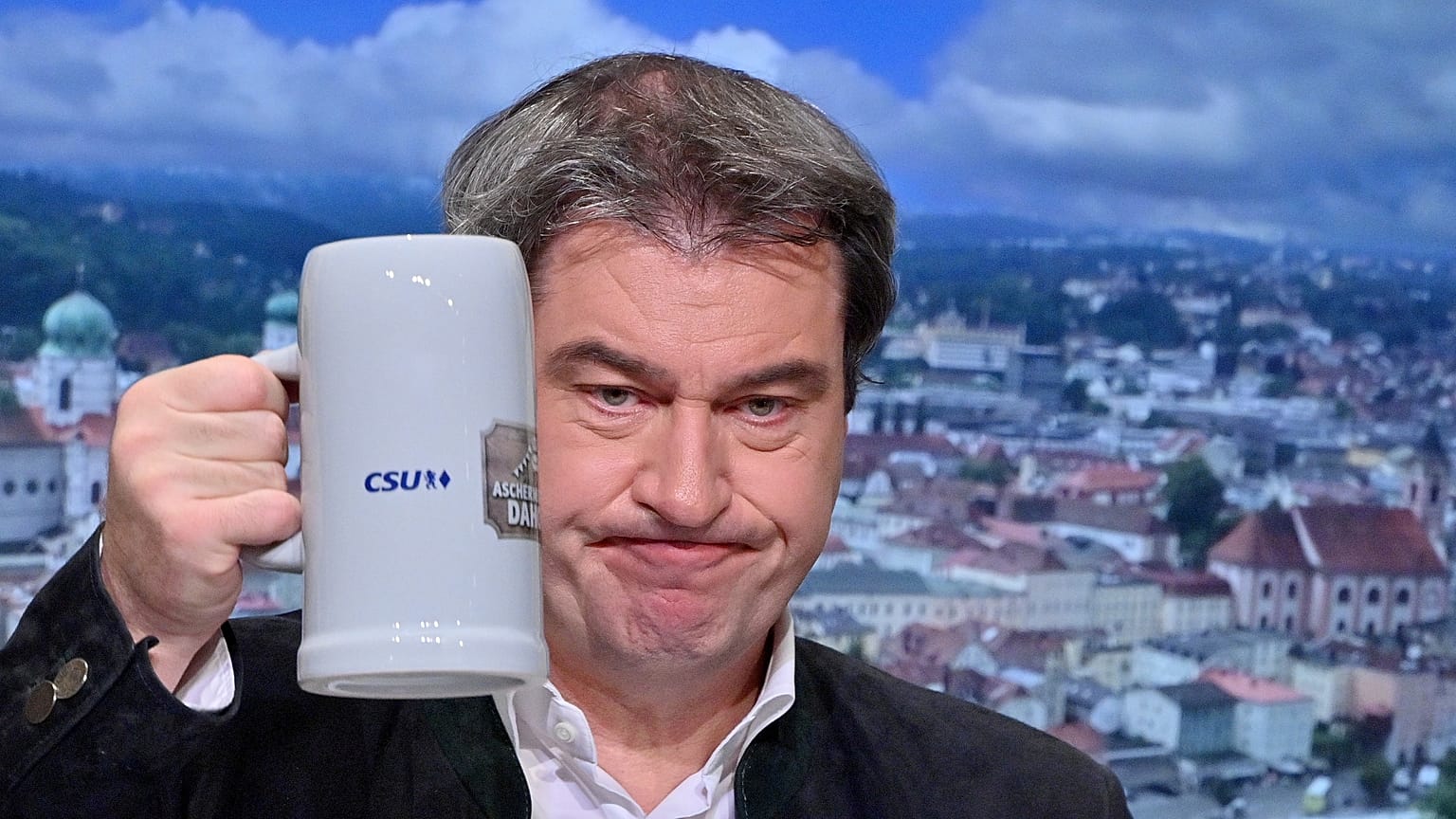 Die Kulisse ist bayerisch, doch im Bierkrug steckt Cola Light, wie Söder zugibt.