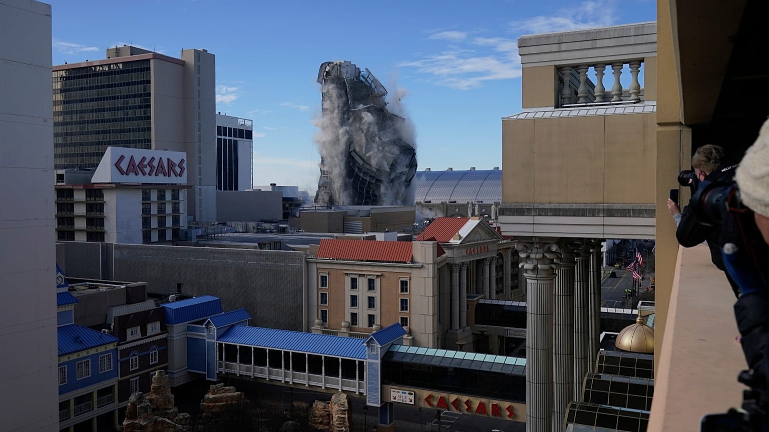 El derribo del antiguo casino Trump Plaza el miércoles 17 de febrero de 2021, en Atlantic City, Nueva Jersey. 