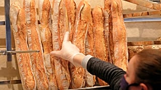 Fransa: Süpermarket zincirinin baget ekmek fiyatını düşürmesine fırıncılardan ortak tepki