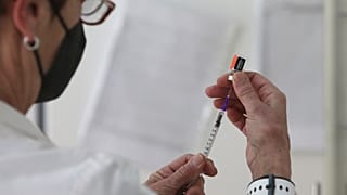 إرجاء حملة التلقيح ضد فيروس كورونا في تونس إلى آذار/مارس