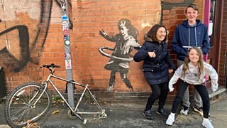 Banksy alkotásával sokan fotózkodtak Nottinghamban