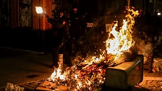 Un agente antidisturbios dispara balas de goma contra los manifestantes en Madrid.