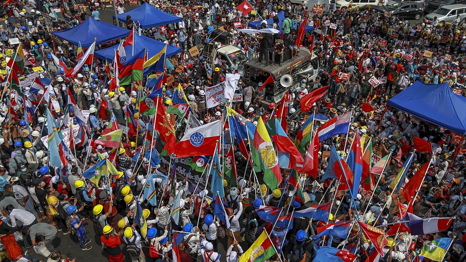 Manifestation contre le coup d'Etat militaire à Rangoon le 18 février 2021