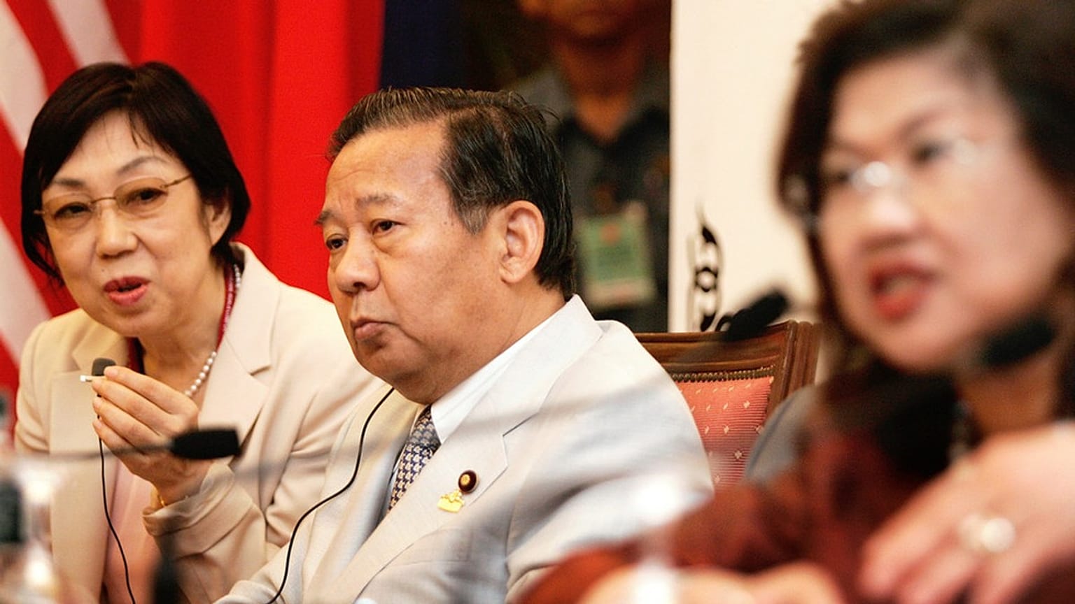 LDP Genel Sekreteri Toshihiro Nikai'nin söylemleri (ortada) ülkede kadın hakları konusunda yeni bir tartışma daha başlattı.