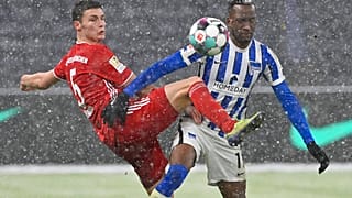 Benjamin Pavard (links) beim Match in Berlin mit Dodi Lukebakio (rechts)