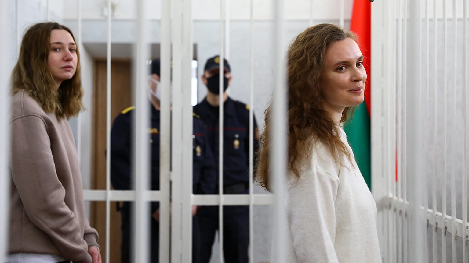 Las periodistas Katsiaryna Andreyeva, a la derecha, y Daria Chultsova en la jaula de los acusados en Minsk, Bielorrusia, el pasado 18 de febrero.