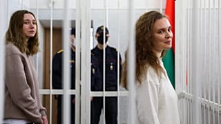 Las periodistas Katsiaryna Andreyeva, a la derecha, y Daria Chultsova en la jaula de los acusados en Minsk, Bielorrusia, el pasado 18 de febrero.