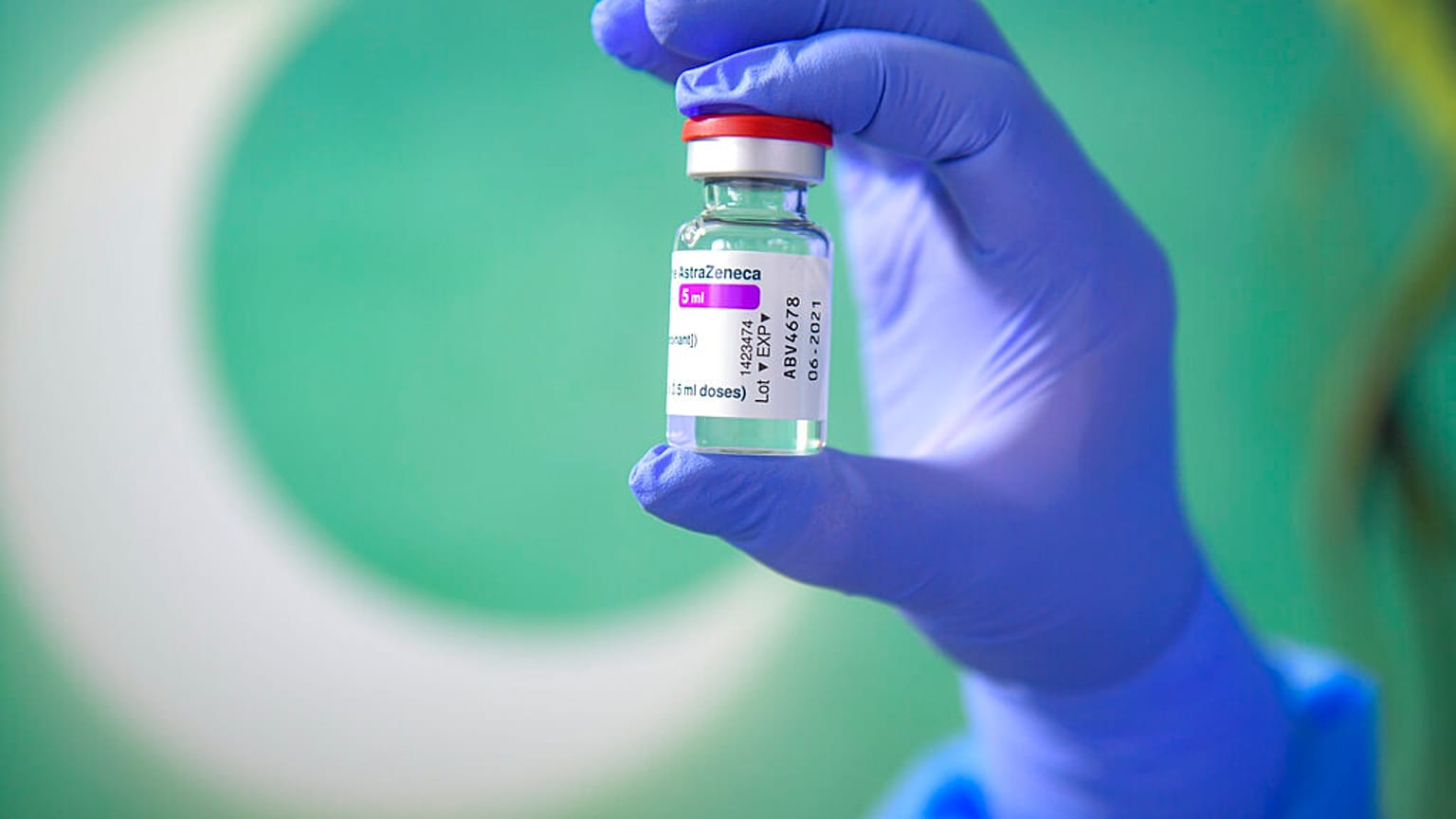 Un flacon de vaccin AstraZeneca à Bucarest, le 15 février 2021.