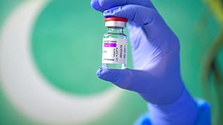 Un flacon de vaccin AstraZeneca à Bucarest, le 15 février 2021.