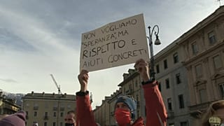 Uno dei 400 manifestanti in piazza ad Aosta