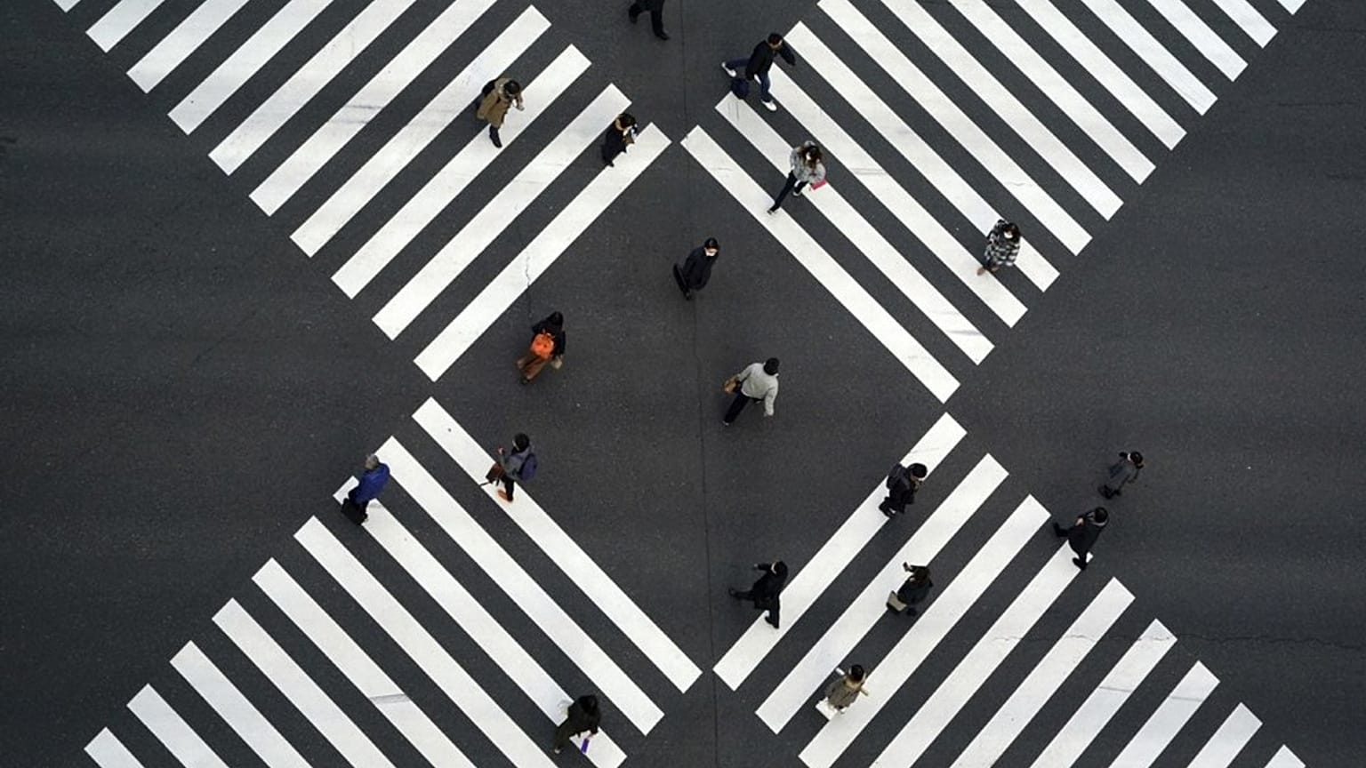 Japonya'nın başkenti Tokyo'da sosyal mesafe kurallarına uyarak karşıdan karşıya geçen insanlar.