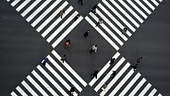 Japonya'nın başkenti Tokyo'da sosyal mesafe kurallarına uyarak karşıdan karşıya geçen insanlar.