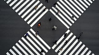 Japonya'nın başkenti Tokyo'da sosyal mesafe kurallarına uyarak karşıdan karşıya geçen insanlar.