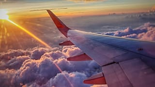 Blick aus dem Fenster eines Flugzeugs