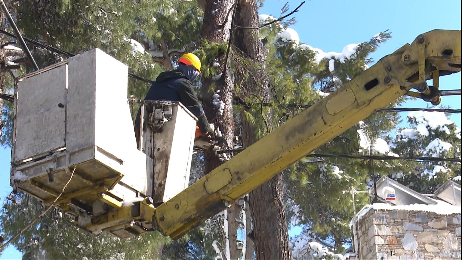 Eπιχείρηση αποκατάστασης της ηλεκτροδότησης στην βόρεια Αττική