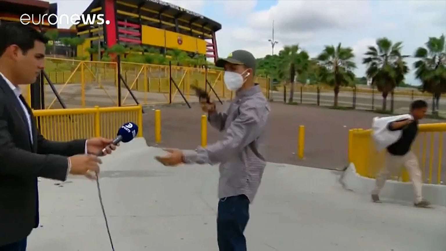 Momento del asalto al reportero