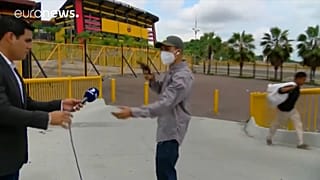 Momento del asalto al reportero