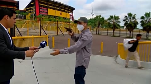 Ecuador: Reporter wird vor laufender Kamera überfallen