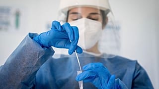 Un'infermiera prepara un tampone per un test Covid