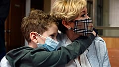 Anasztaszija Sevcsenko orosz aktivista kisfiával, a bíróságon