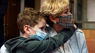 Anasztaszija Sevcsenko orosz aktivista kisfiával, a bíróságon