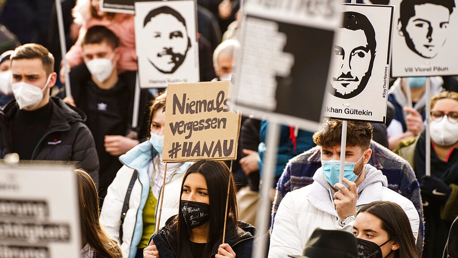 Erinnern an die Opfer des rassistischen Anschlags von Hanau - ein Jahr danach