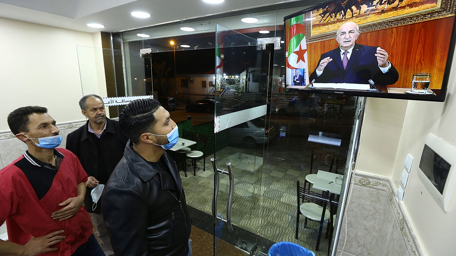  Le président algérien joue l'apaisement : élections anticipées, entre 55 et 60 détenus graciés 