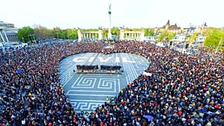 A civiltörvény ellen tiltakoznak a Hősök terén 2017-ben