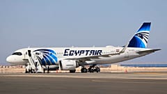 مدرج مطار شرم الشيخ الدولي، في منتجع البحر الأحمر في الطرف الجنوبي لشبه جزيرة سيناء.