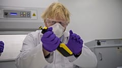 Boris Johnson brit miniszterelnök a francia Valneva skóciai laboratóriumában