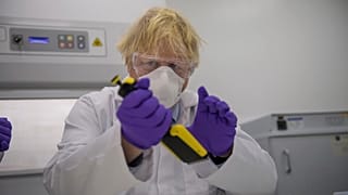 Boris Johnson brit miniszterelnök a francia Valneva skóciai laboratóriumában