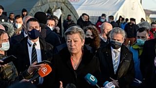 کمیسر سوئدی در جریان بازدید از کمپ لیپا 