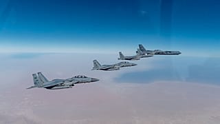حلقت قاذفة أمريكية من طراز B-52 مع طائرات F-15SA التابعة للقوات الجوية الملكية السعودية فوق الشرق الأوسط في 27 يناير 2021
