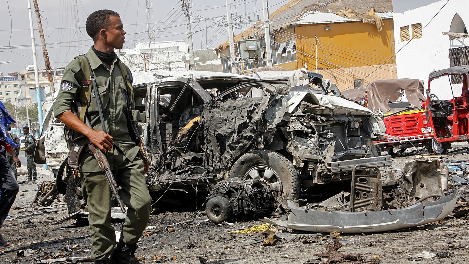 Somali'nin başkenti Mogadişu'da intihar saldırısı sonrası harabeye dönen bir bölge ve Somalili asker (13 Şubat 2021/ arşiv)